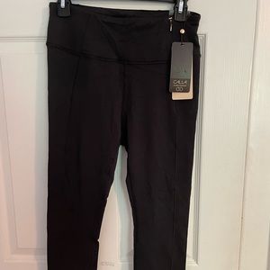 Carrie Underwood High Rise Black Capris Leggings. Size Medium.